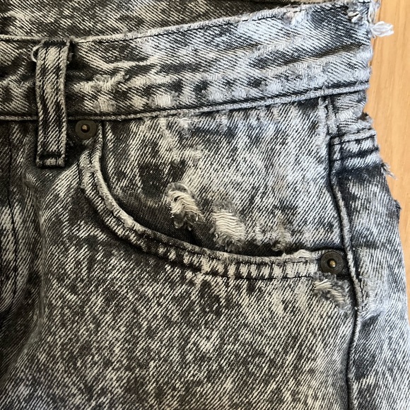 Distressed vintage Levi’s cutoff shorts - Picture 5 of 5